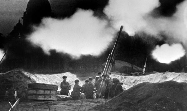 Батарея зенитных орудий у Исаакиевского собора ведет огонь, отражая ночной налет немецкой авиации. Блокадный Ленинград, 1941 год