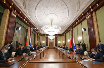 Председатель правительства РФ Михаил Мишустин и премьер-министр Белоруссии Роман Головченко (пятый справа) во время переговоров, 26 января 2021
