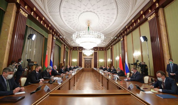 Председатель правительства РФ Михаил Мишустин и премьер-министр Белоруссии Роман Головченко (пятый справа) во время переговоров, 26 января 2021