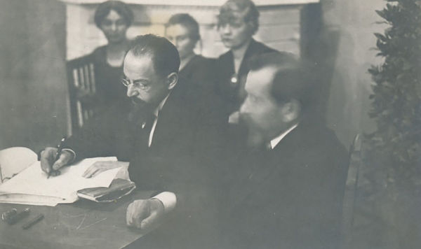 Глава российской делегации Адольф Иоффе подписывает Тартуский мирный договор между РСФСР и Эстонией, 2 февраля 1920