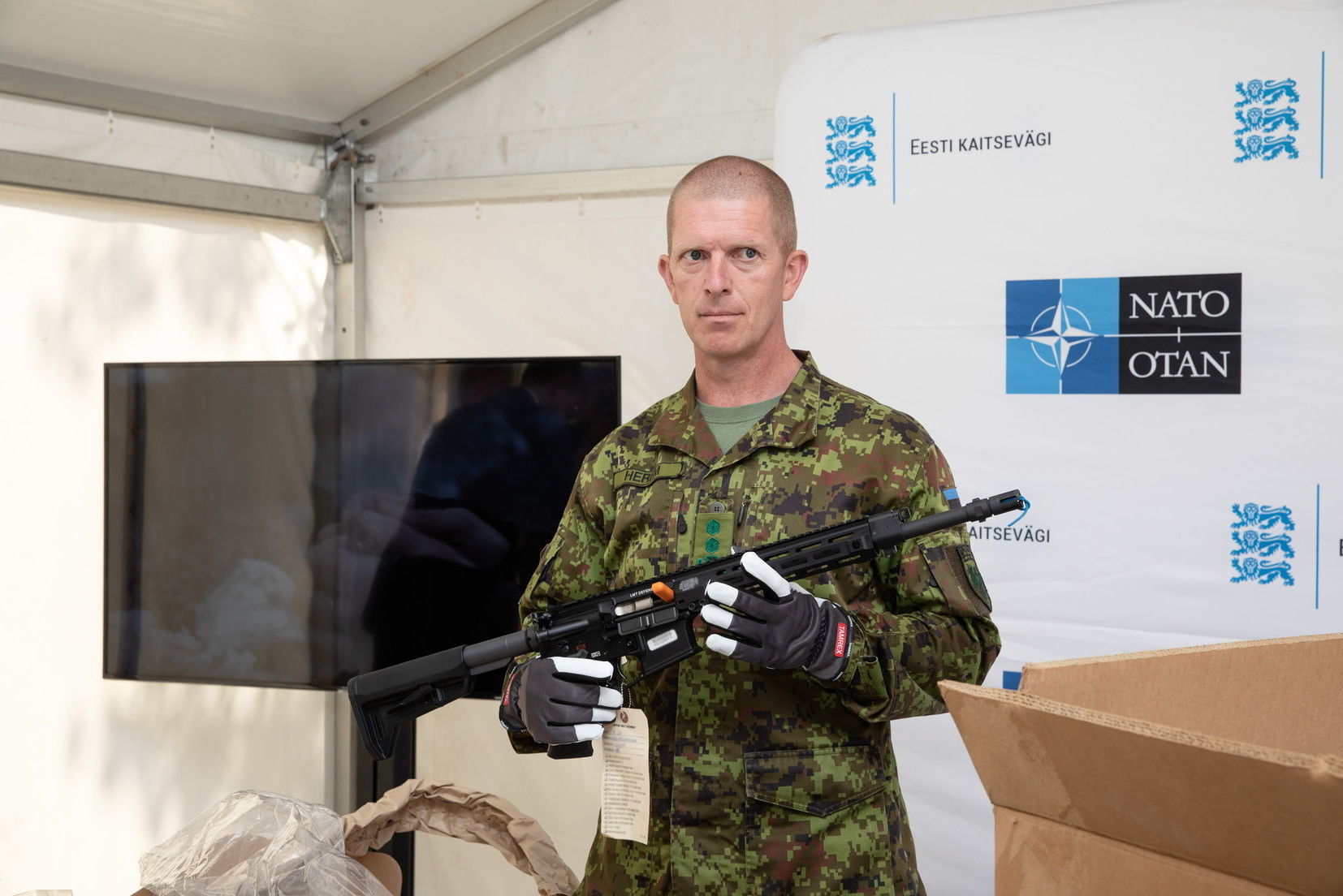 Командующий Силами обороны Эстонии генерал-майор Мартин Херем во время демонстрации новых автоматов R20