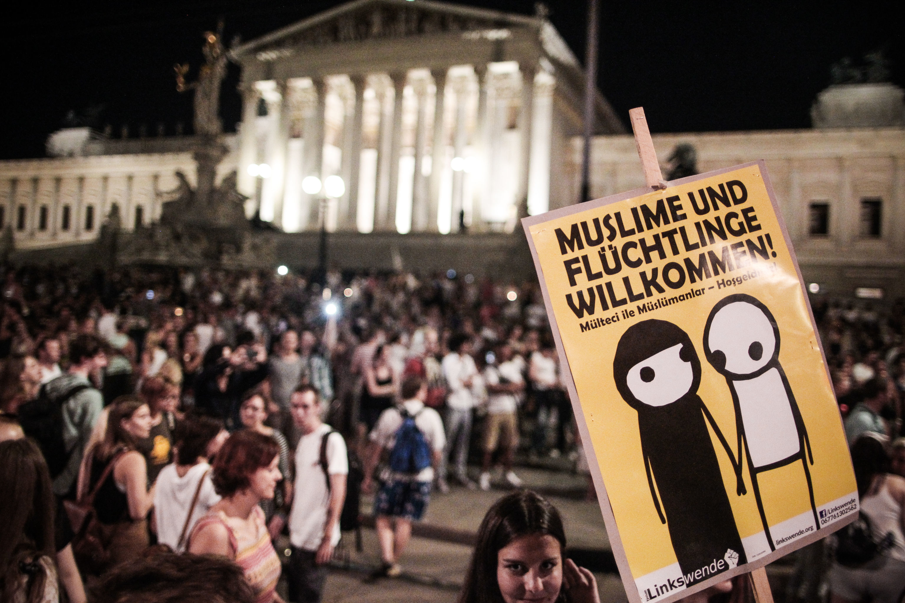 Баннер с  надписью "Мусульмане и беженцы приветствуются" на демонстрацию в Вене
