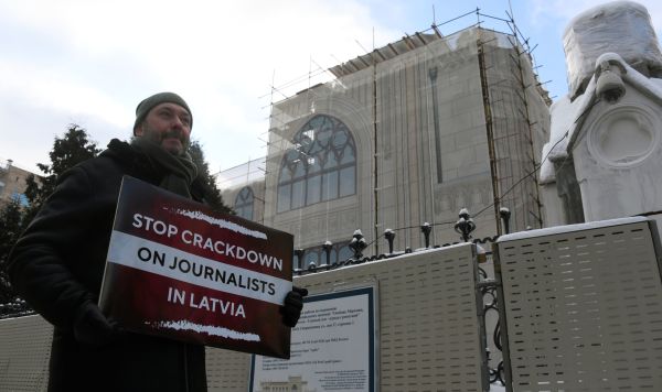 Одиночный пикет Кирилла Вышинского в защиту российских журналистов в Латвии