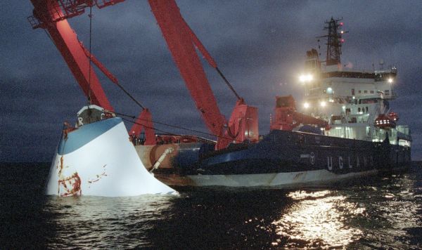 Часть затонувшего пассажирского парома "Эстония" поднята со дна Балтийского моря, 19 ноября 1994 года