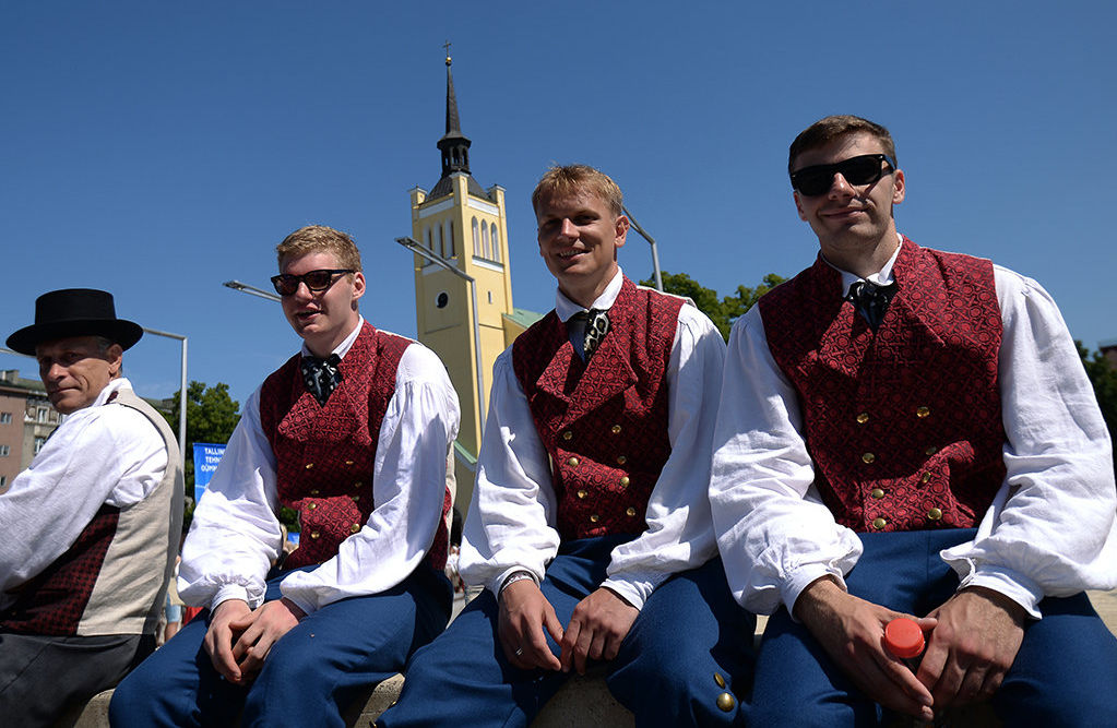 Молодые люди в национальных костюмах в Таллине.