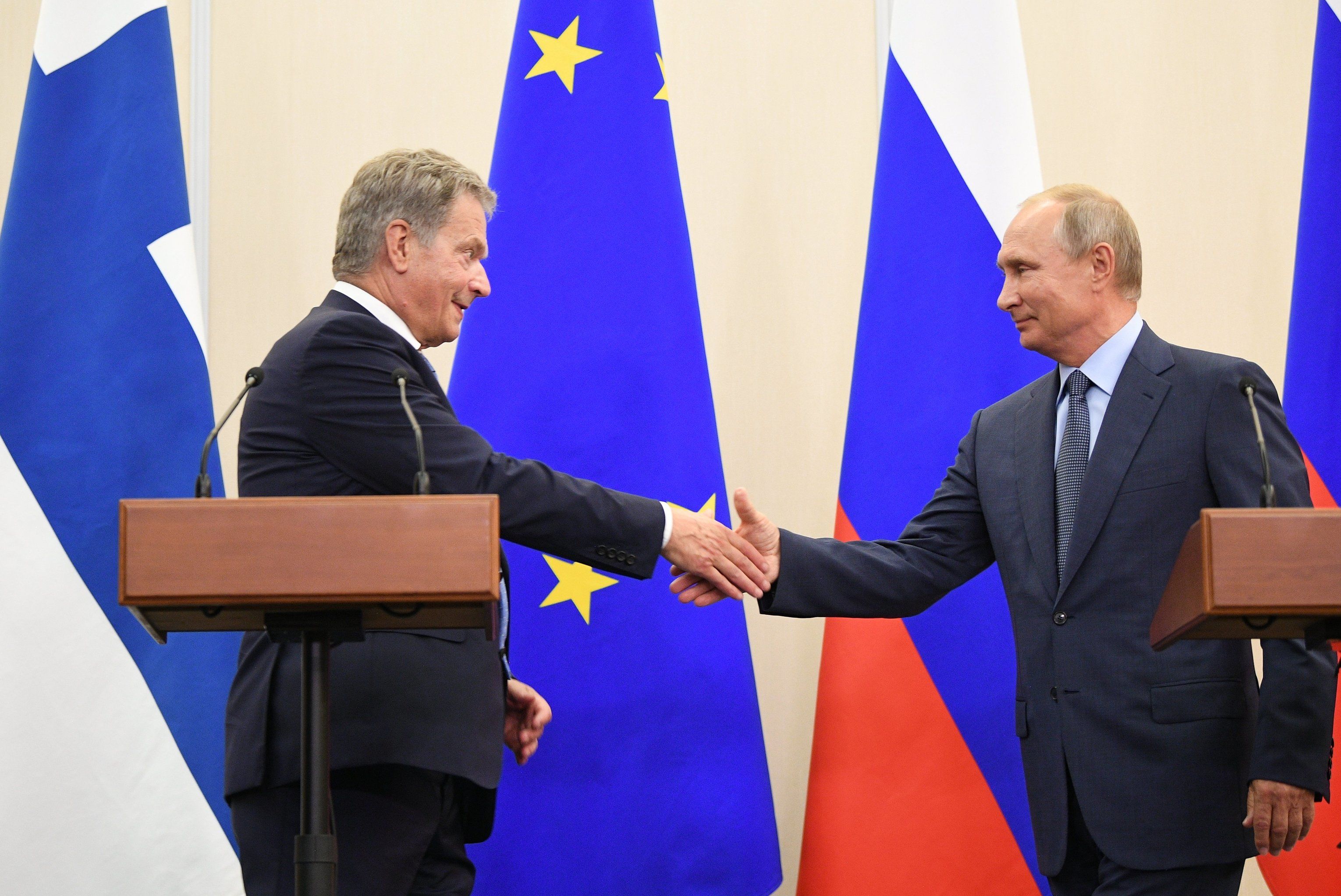 Президент РФ Владимир Путин и президент Финляндской Республики Саули Ниинистё (слева), 22 августа 2018 года