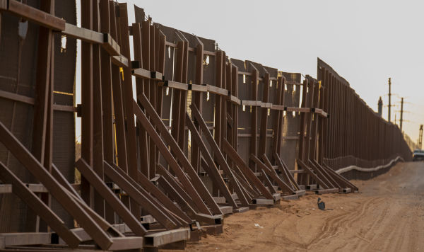 Недостроенная стена на границе между США и Мексикой в Санленд-Парке (штат Нью-Мексико)