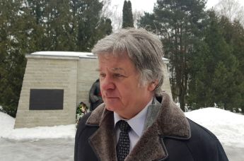 Посол РФ в ЭР А.М. Петров на Военном кладбище в Таллине в День защитника Отечества 23 февраля 2021 года.