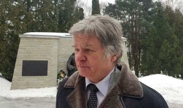 Посол РФ в ЭР А.М. Петров на Военном кладбище в Таллине в День защитника Отечества 23 февраля 2021 года.