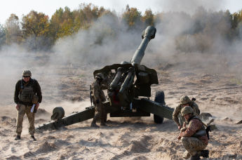 Украинские военнослужащие возле 152-мм пушки-гаубицы Д-20