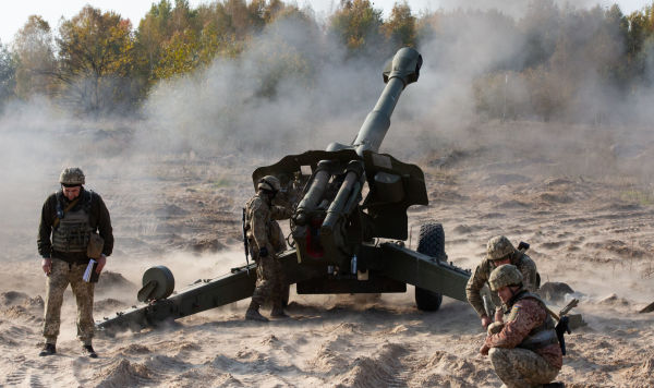 Украинские военнослужащие возле 152-мм пушки-гаубицы Д-20