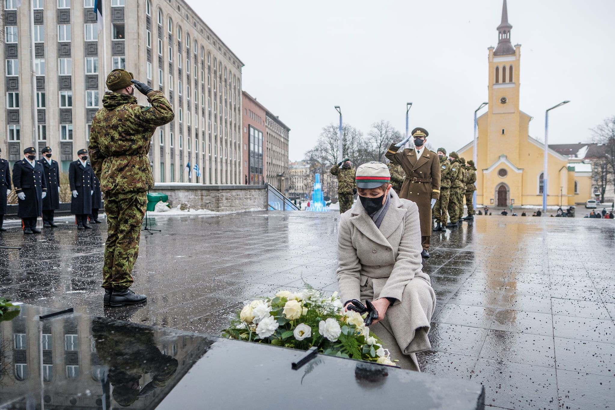 Керсти Кальюлайд возлагает цветы к Монументу Победы в Освободительной войне, 24 февраля 2021