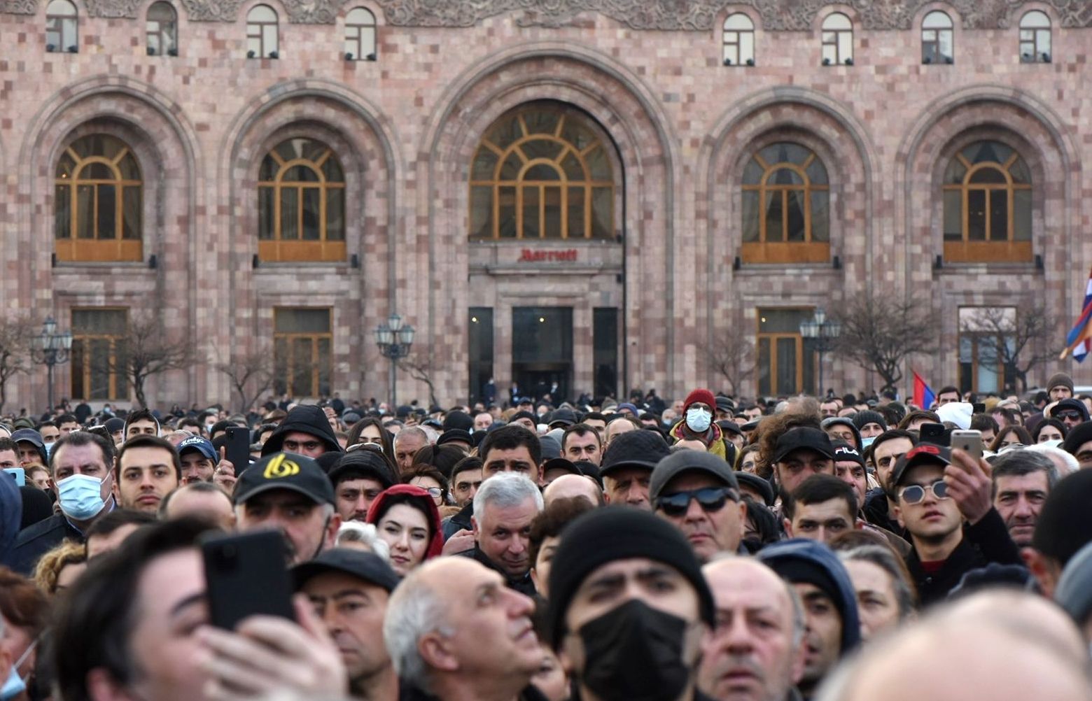 Сторонники премьер-министра Армении Никола Пашиняна в центре Еревана