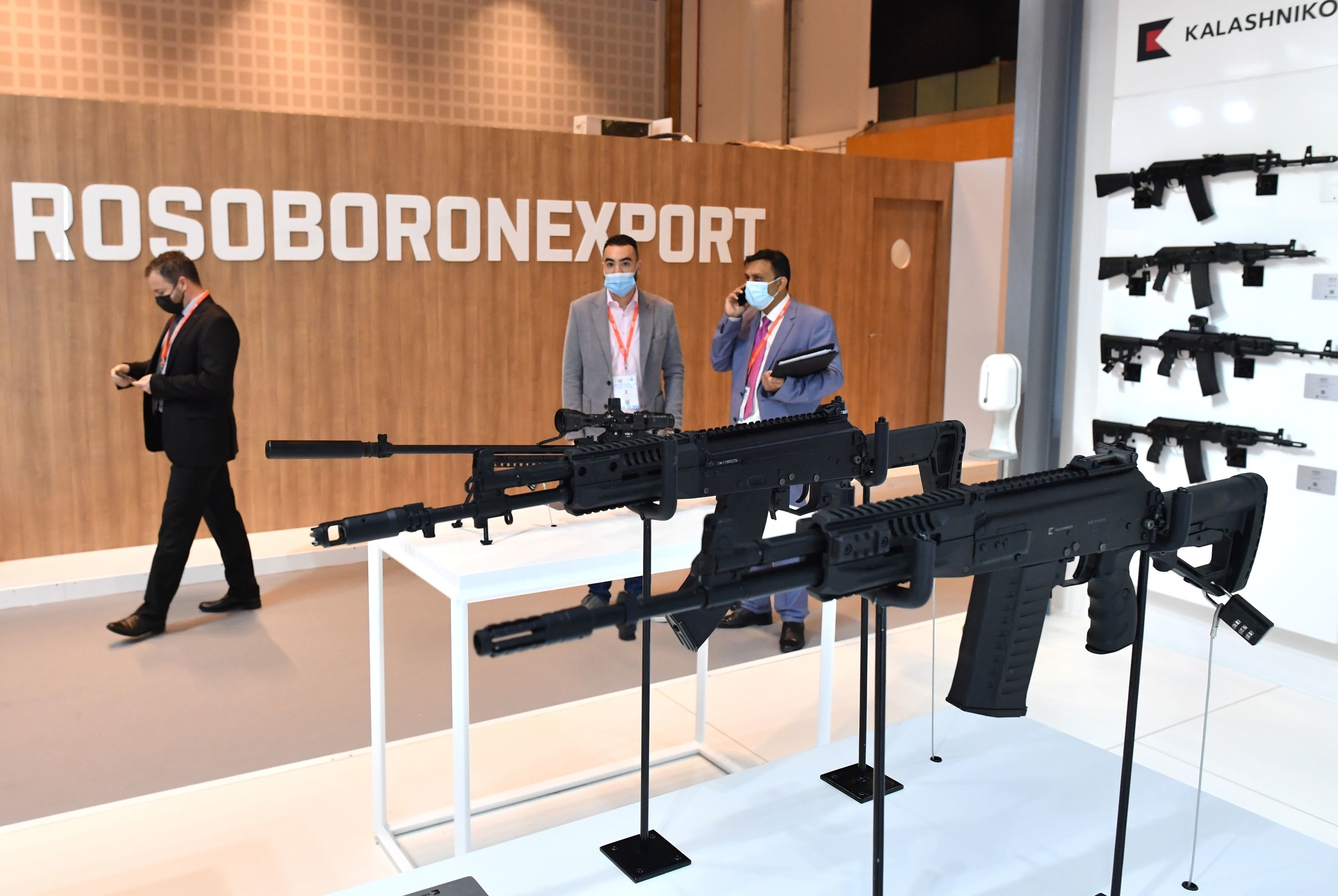 Автомат АК-308 от Концерна "Калашников" на выставке оборонной промышленности IDEX-2021 в Абу-Даби