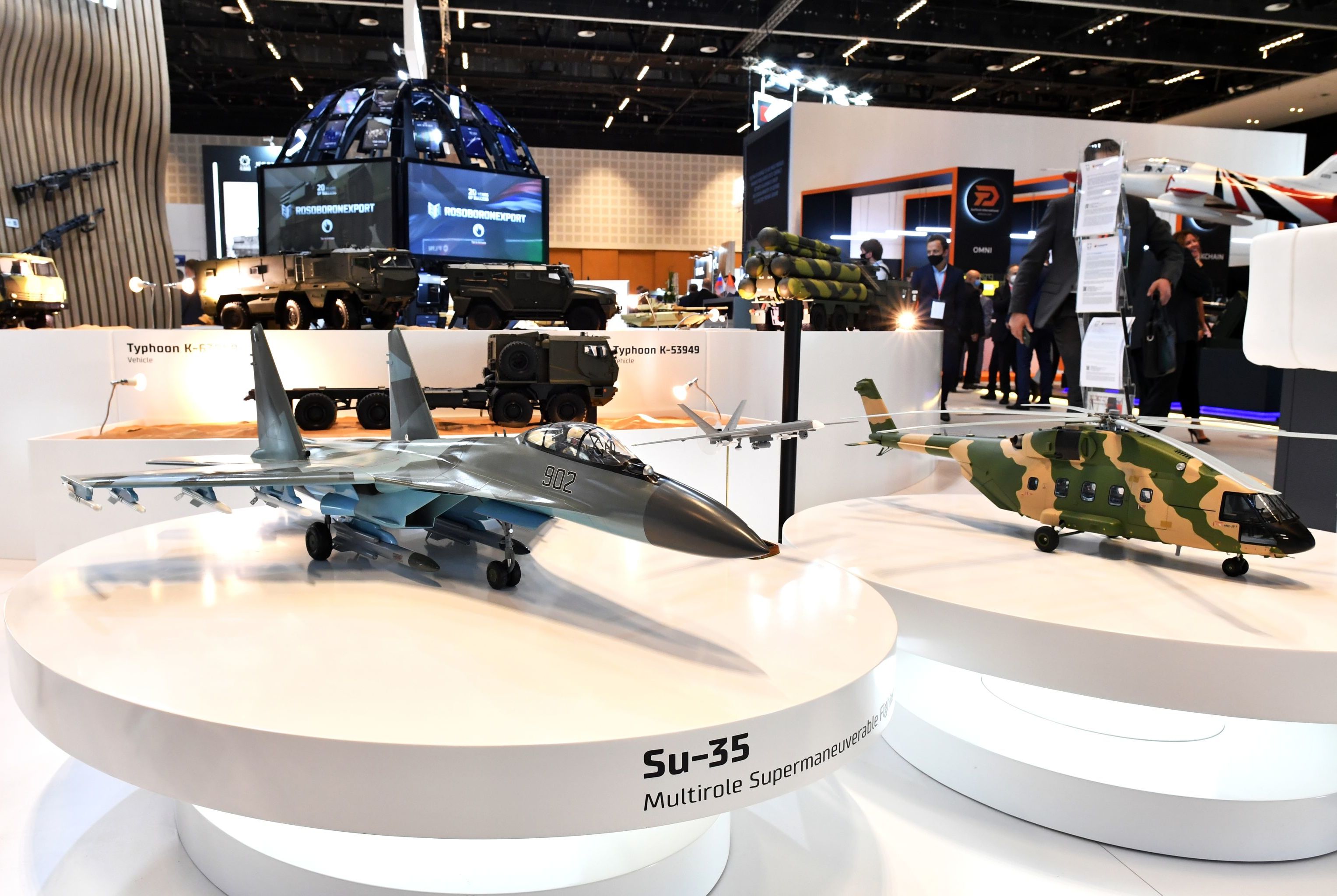 Макеты истребителя Су-35 и вертолета  Ми-38Т на выставке оборонной промышленности IDEX-2021 в Абу-Даби