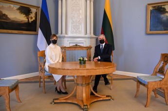 Президент Эстонии Керсти Кальюлайд и президент Литвы Гитанас Науседа на встрече в Вильнюсе, 3 марта 2021
