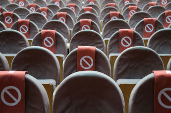 Знаки для соблюдения социальной дистанци на креслах в зрительном зале