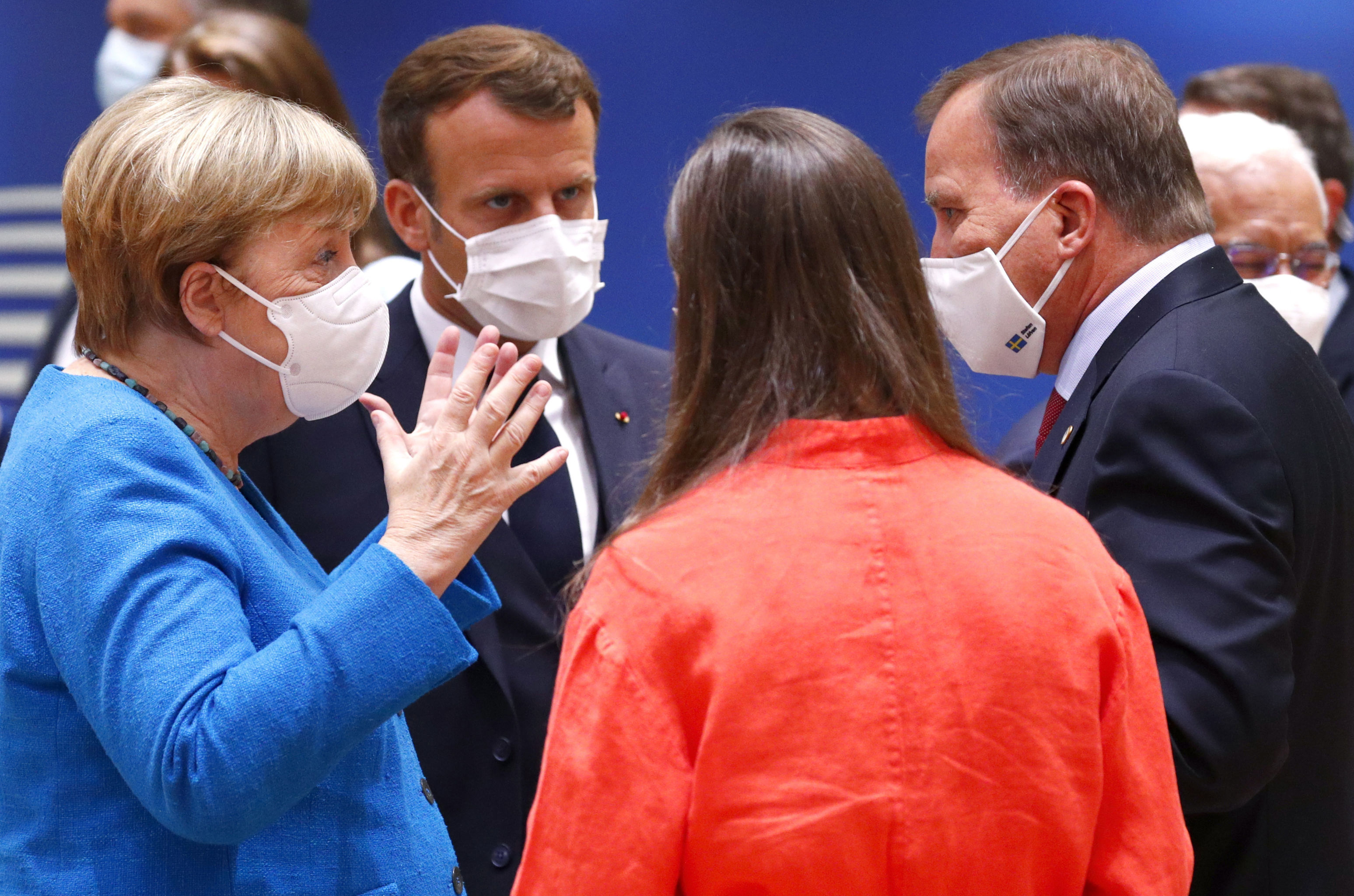 Канцлер Германии Ангела Меркель (слева) беседует с президентом Франции Эммануэлем Макроном (второй слева), премьер-министром Финляндии Санной Марин (вторая справа) и премьер-министром Швеции Стефаном Лёвеном (справа) во время встречи за круглым столом на саммите ЕС в Брюсселе, 18 июля 2020 года
