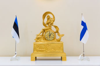 Часы и флажки Эстонии и Финляндии