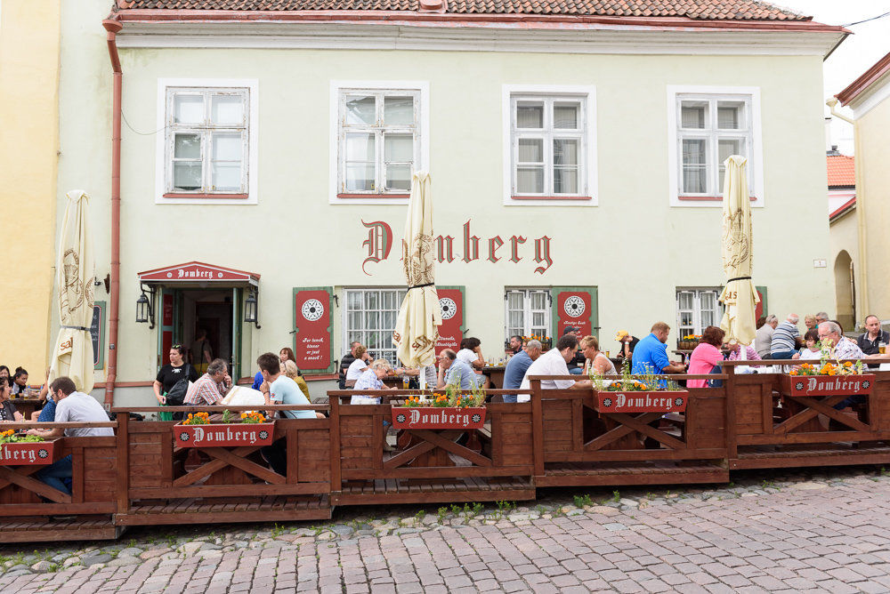 В летние месяцы в Таллине можно вкусно покушать сидя на уличной террасе