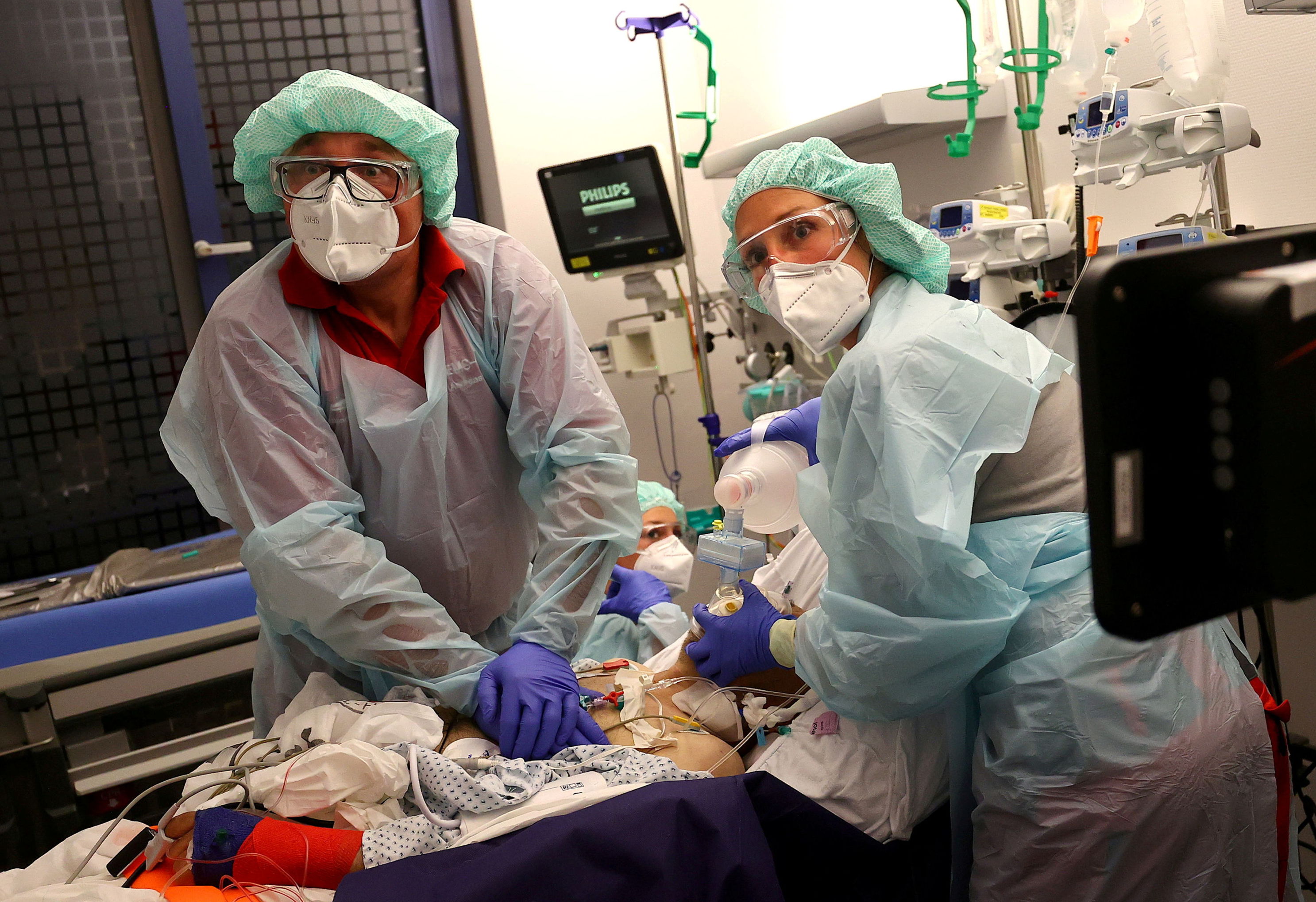 Врач и парамедик реанимируют пациента с коронавирусом