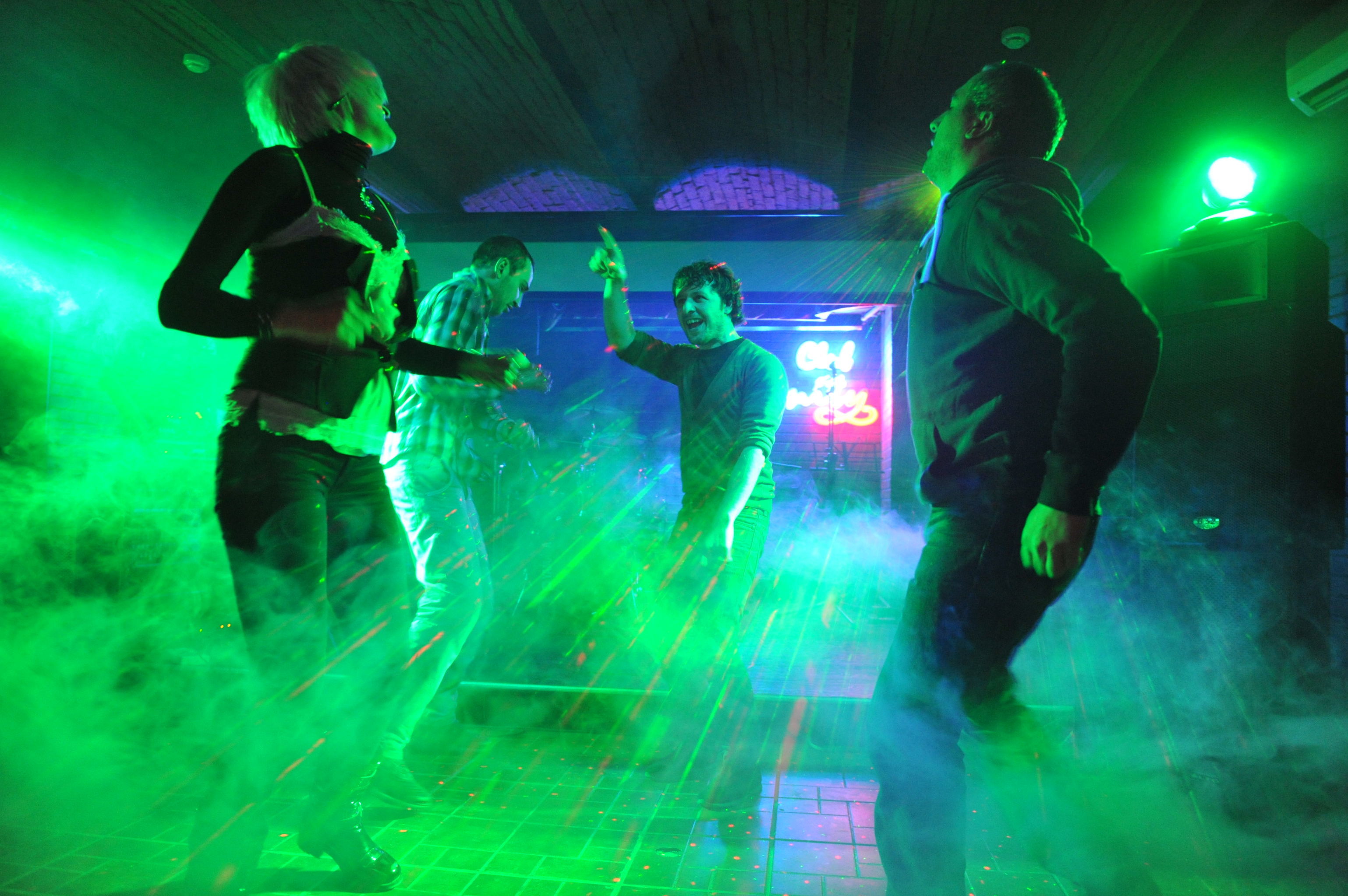 Молодые люди танцуют на дискотеке в ночном клубе