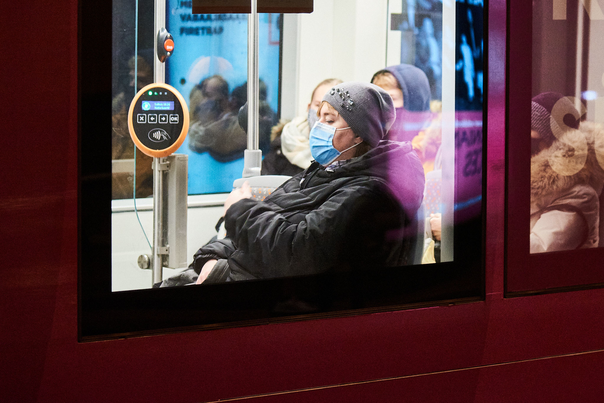 Пассажиры в таллинском трамвае