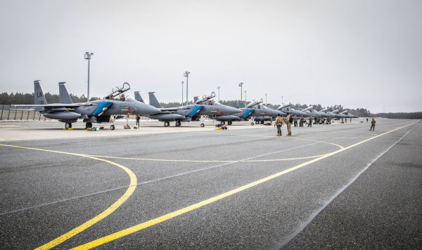Истребители ВВС США F-15E и F-15C и два воздушных топливозаправщика KC-135 на авиабазе Эмари, 15 марта 2021