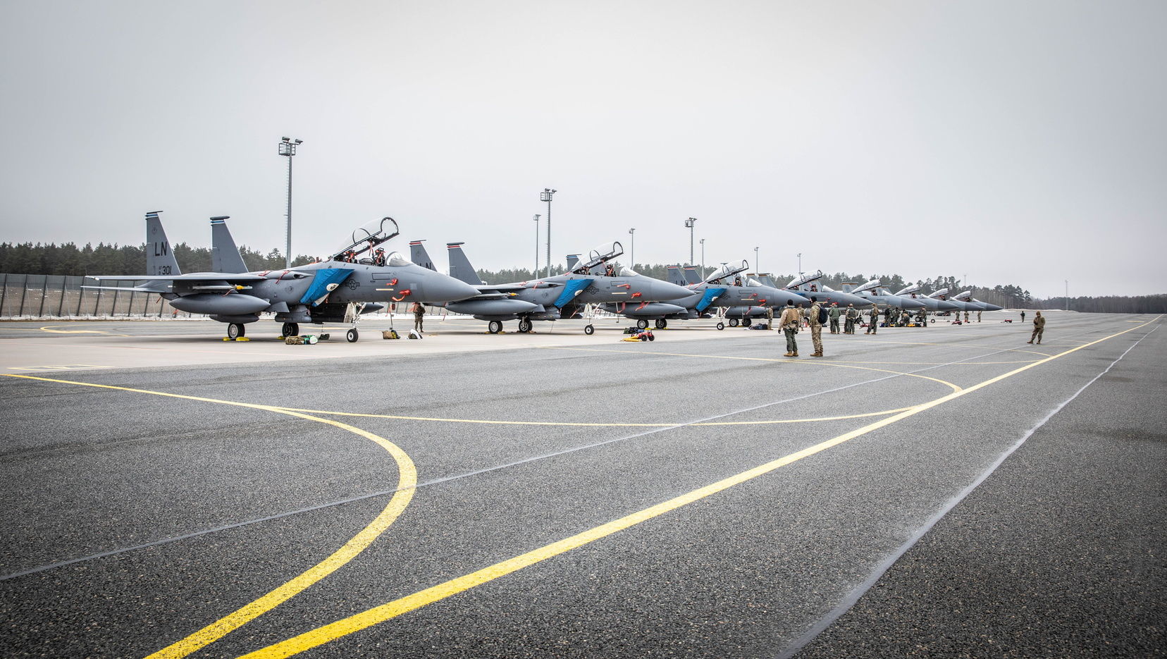 Истребители ВВС США F-15E и F-15C и два воздушных топливозаправщика KC-135 на авиабазе Эмари, 15 марта 2021