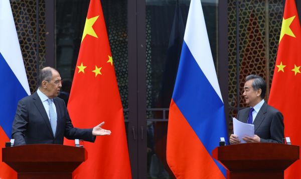 Министр иностранных дел РФ Сергей Лавров (слева) и министр иностранных дел КНР Ван И