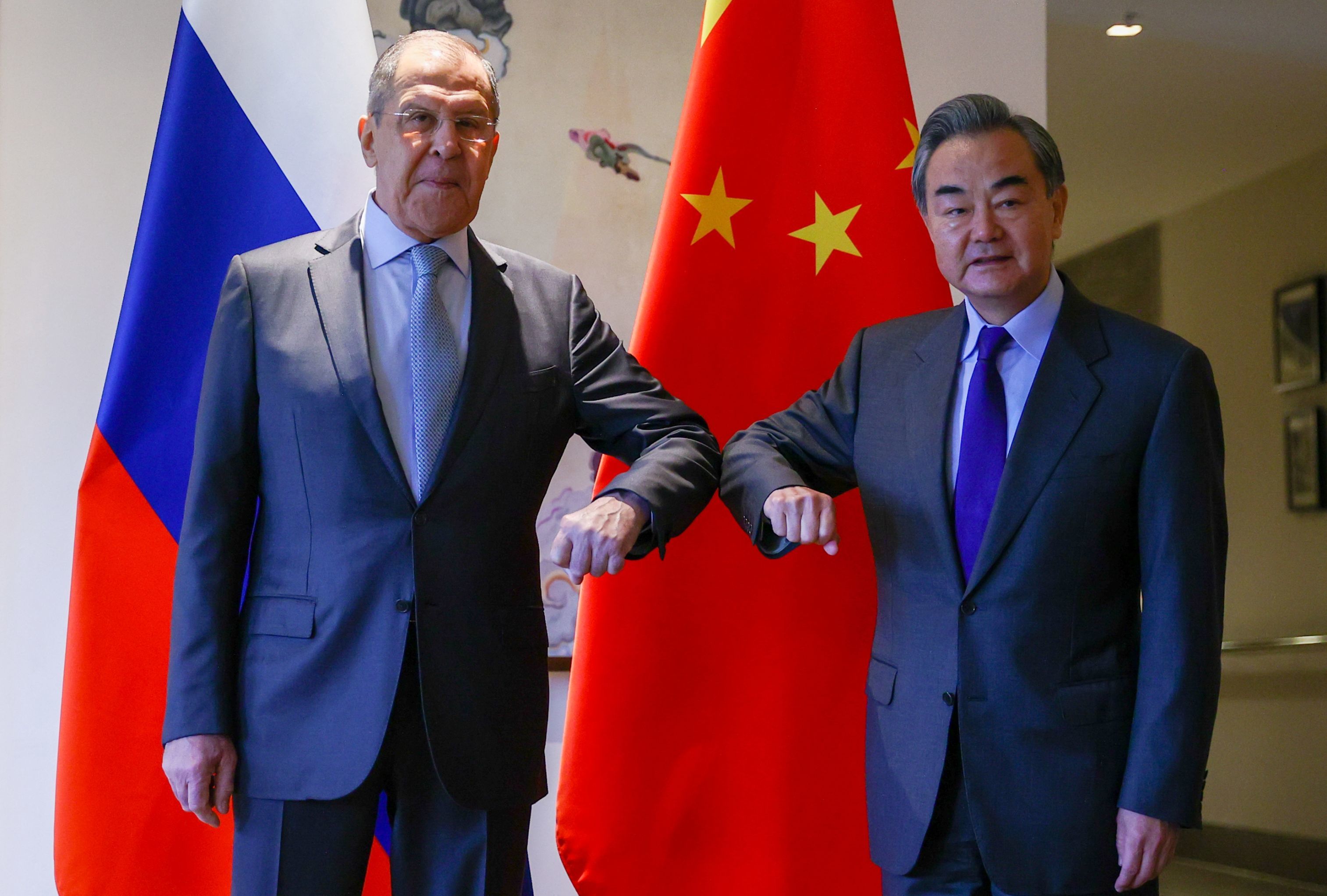 Министр иностранных дел РФ Сергей Лавров (слева) и министр иностранных дел КНР Ван И