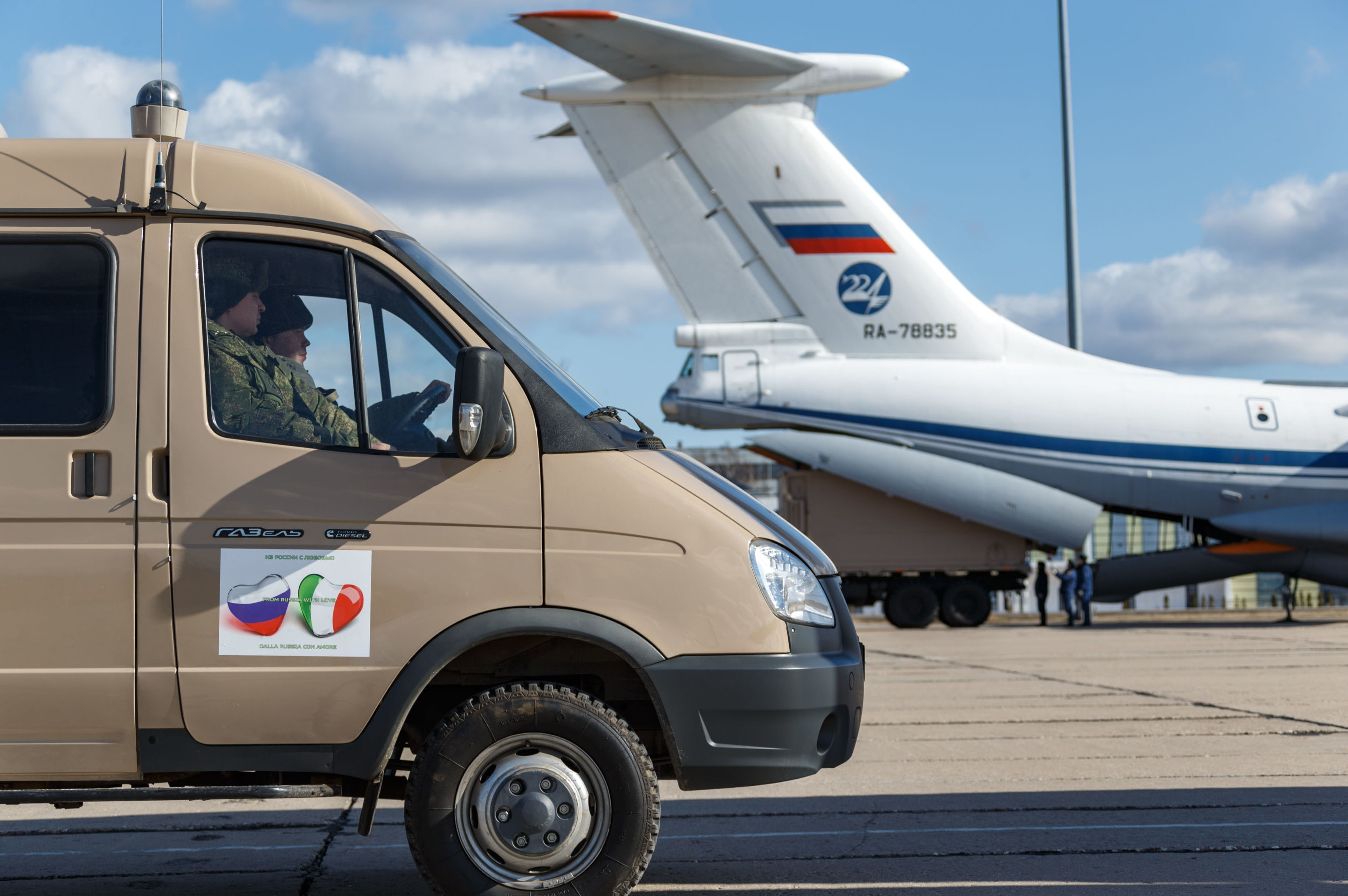 Un camion con attrezzature mediche viene caricato su un Il-76, un aereo da trasporto militare dell'Aeronautica militare russa, per essere inviato in Italia per combattere il coronavirus COVID-19