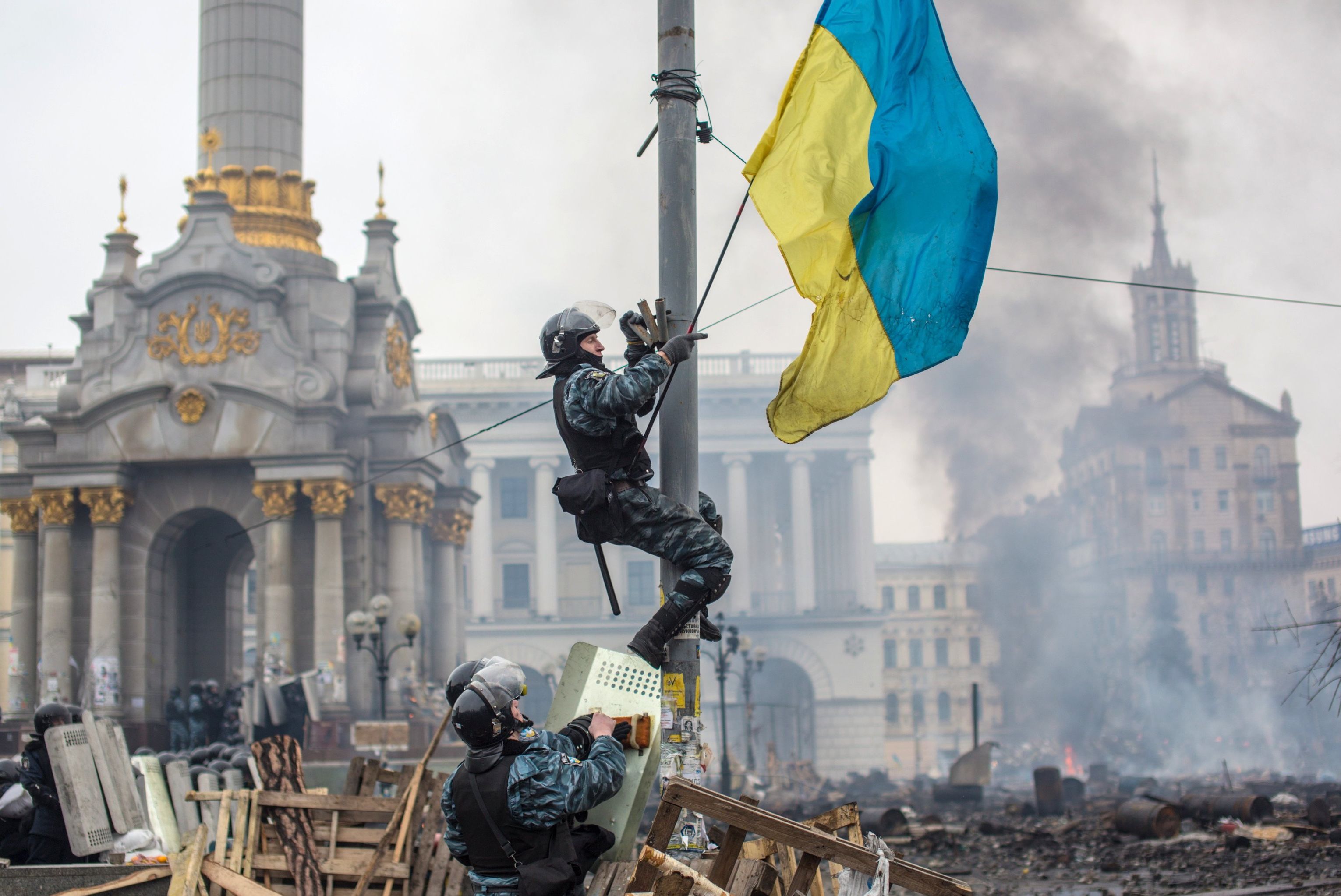 Сотрудники правоохранительных органов на площади Независимости в Киеве, где происходят столкновения митингующих и сотрудников милиции, 19 февраля 2014