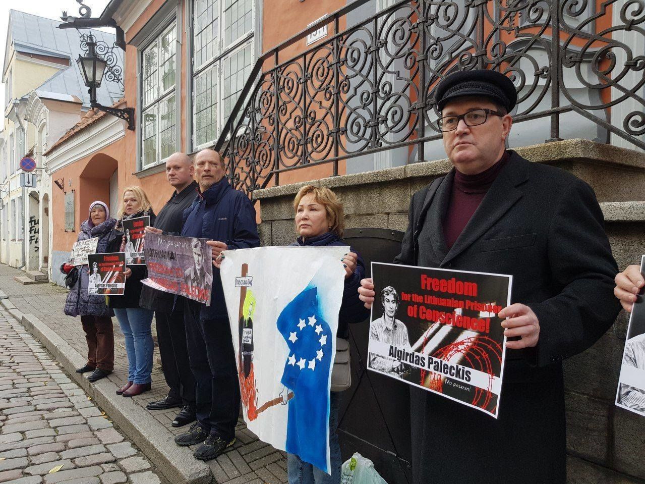 Правозащитник Сергей Середенко на пикете в защиту Альгирдаса Палецкиса у посольства Литвы в Таллинне, 2019 год