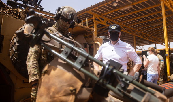 Министр обороны Эстонии Калле Лаанет во время визита в Мали, 2 апреля 2021