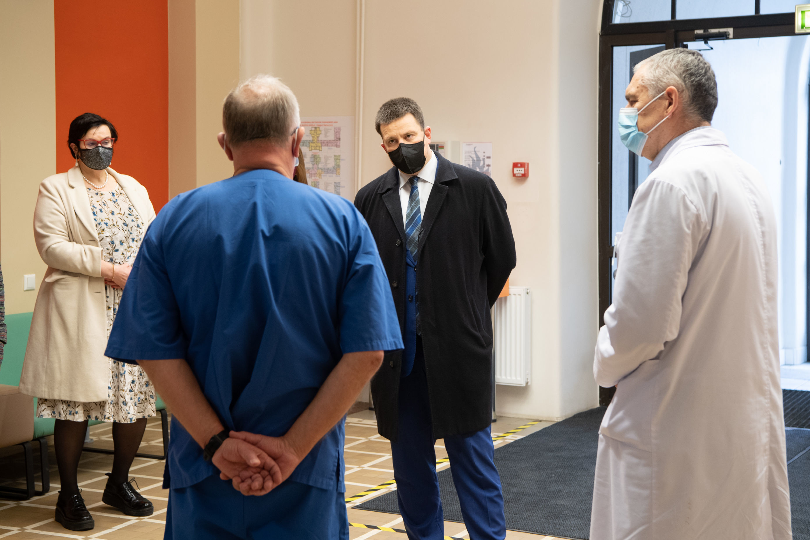 Спикер парламента Юри Ратас в больнице в Нарве, 26 марта 2021