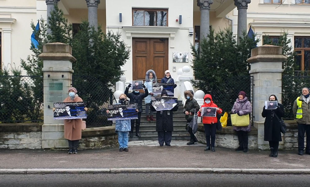 Гражданские активисты провели пикет в поддержку правозащитника Сергея Середенко у здания Госпрокуратуры Эстонии, 5 апреля 2021