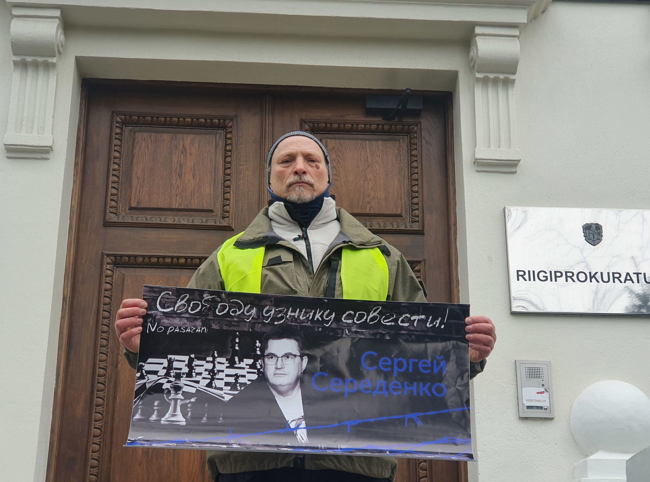 Сергей Чаулин на пикете в поддержку правозащитника Сергея Середенко у здания Госпрокуратуры Эстонии, 5 апреля 2021
