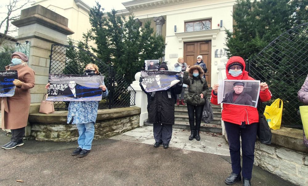Гражданские активисты провели пикет в поддержку правозащитника Сергея Середенко у здания Госпрокуратуры Эстонии, 5 апреля 2021