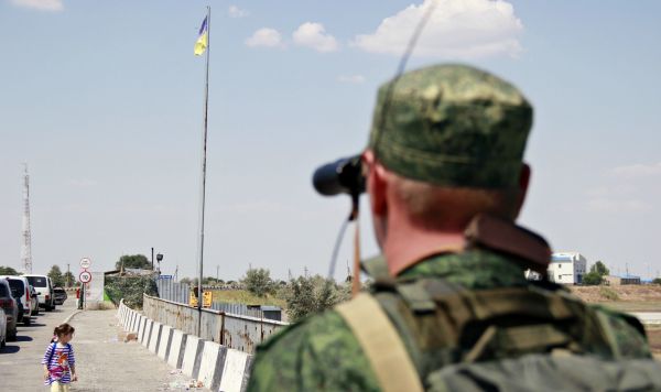 Пограничник на пункте пропуска "Джанкой" на границе России и Украины