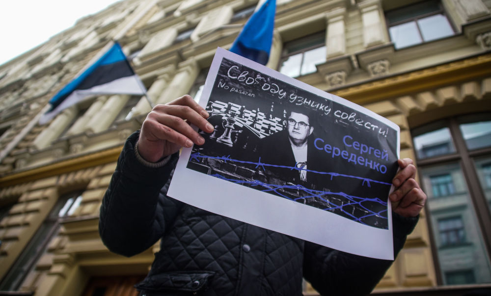 На пикет к посольству Эстонии в Риге активисты принесли плакаты с требованием "Свободу узнику совести! Сергею Середенко" 