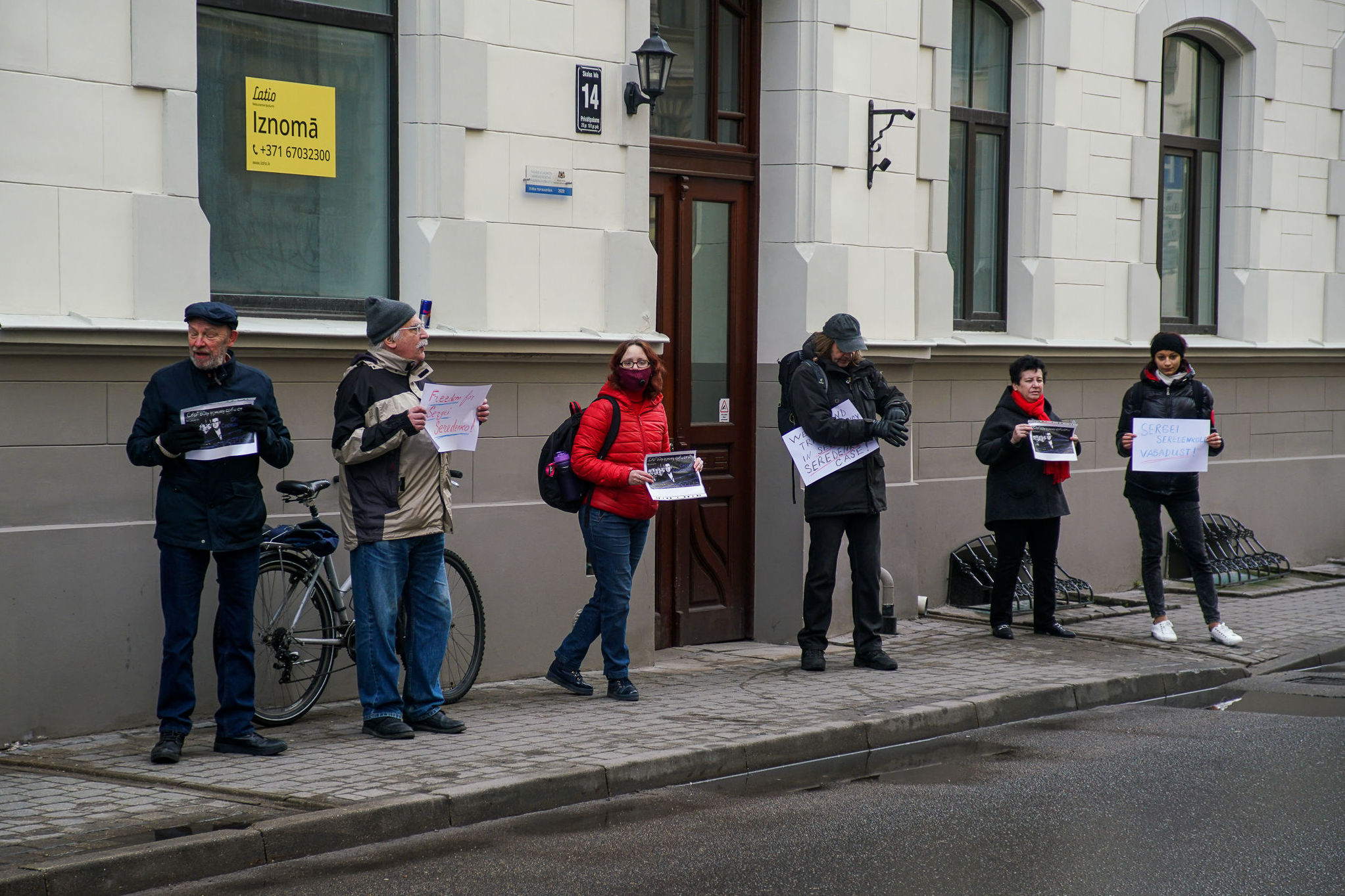 Пикет в поддержку правозащитника Сергея Середенко у посольства Эстонии в Риге, 8 апреля 2021
