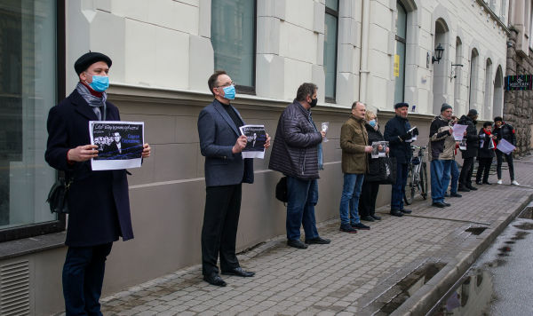 Пикет в поддержку юриста-правозащитника Сергея Середенко в посольства Эстонии в Риге