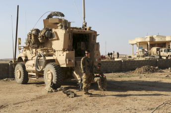 Солдаты армии США стоят возле бронетехники, Ирак