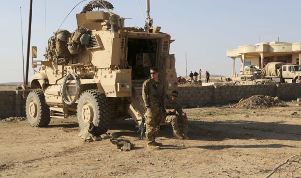 Солдаты армии США стоят возле бронетехники, Ирак