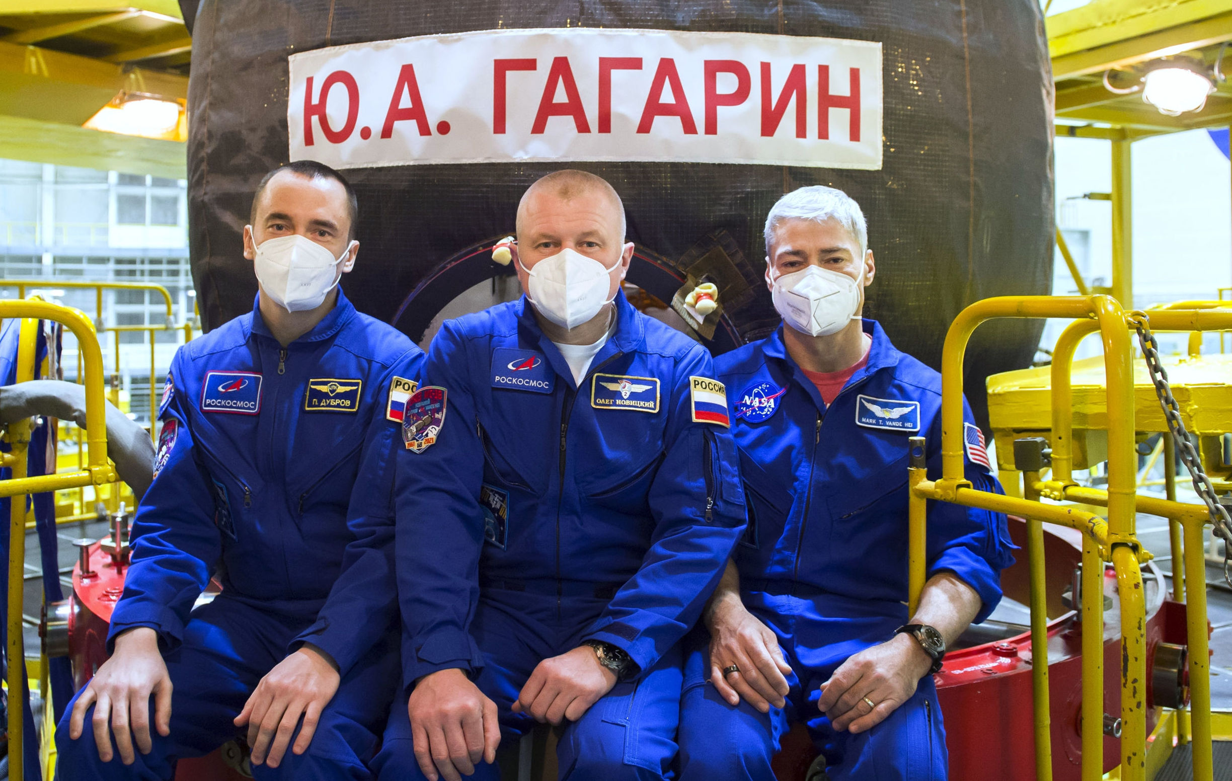 Члены основного экипажа МКС-65 космонавты Роскосмоса Петр Дубров, Олег Новицкий и астронавт НАСА Марк Ванде Хай (слева направо) 