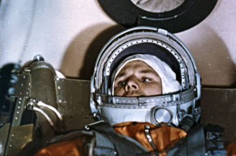 Космонавт Юрий Гагарин в кабине космического корабля "Восток-1" перед стартом, 12 апреля 1961 года