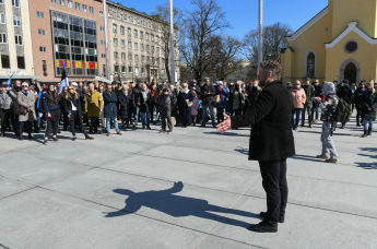 Акция протеста против ношения масок и ограничений на площади Вабадузе в Таллине, 11 апреля 2021