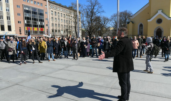 Акция протеста против ношения масок и ограничений на площади Вабадузе в Таллине, 11 апреля 2021