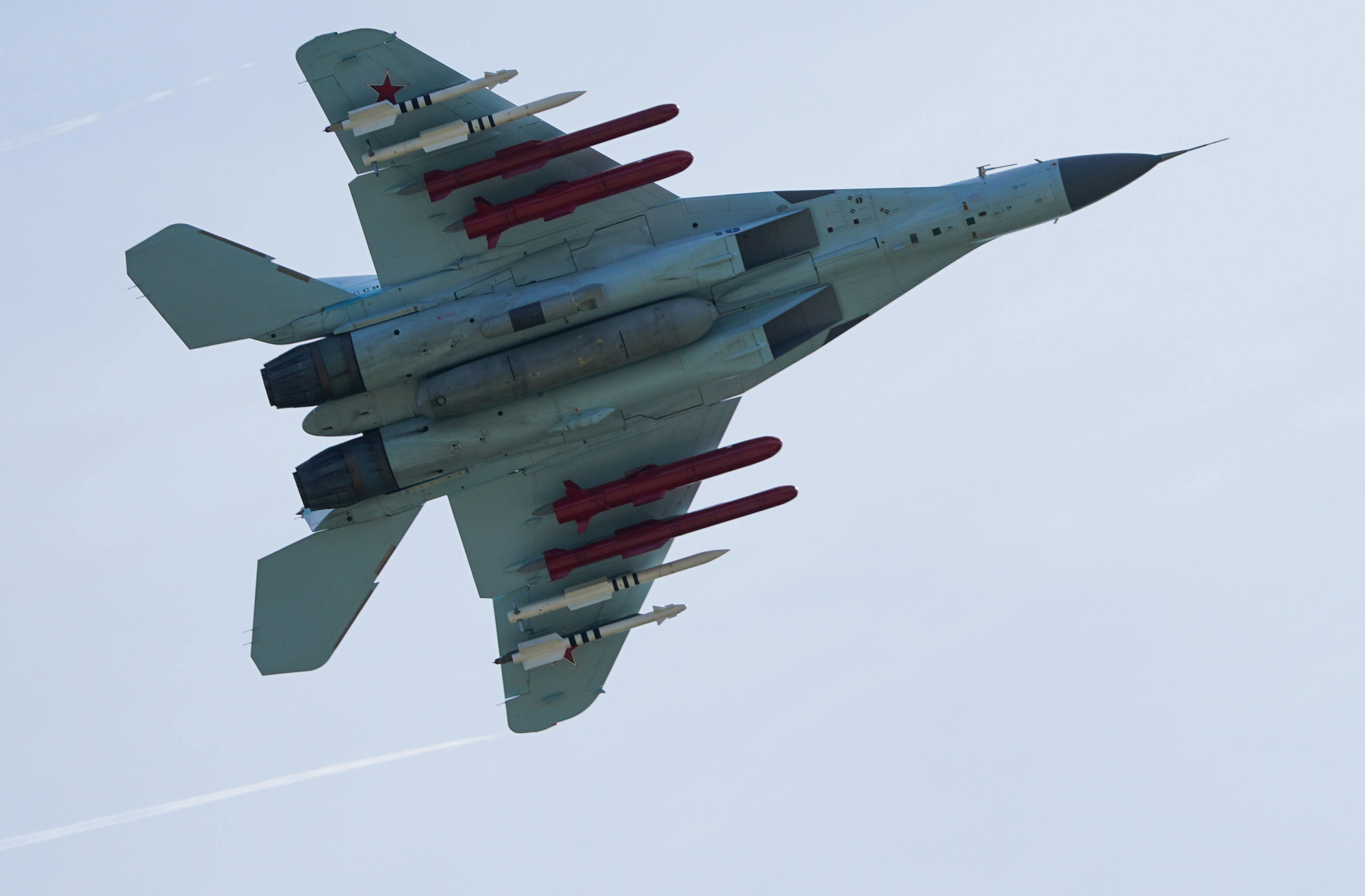 Истребитель МиГ-35 выполняет демонстрационный полет
